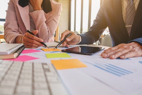 projet-expliquant-equipe-feminine-discuter-finances_1418-35 (1)-1